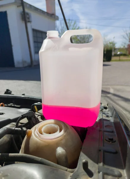 Flasche Frostschutzmittel Der Nähe Des Flüssigkeitsbehälters Alter Diesel Hintergrund — Stockfoto