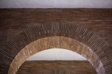 Merida, İspanya - 4 Eylül 2018: Merida, İspanya 'da Ulusal Roma Sanat Müzesi. Mezar. Mimari kemer ve tuğlaların ayrıntıları