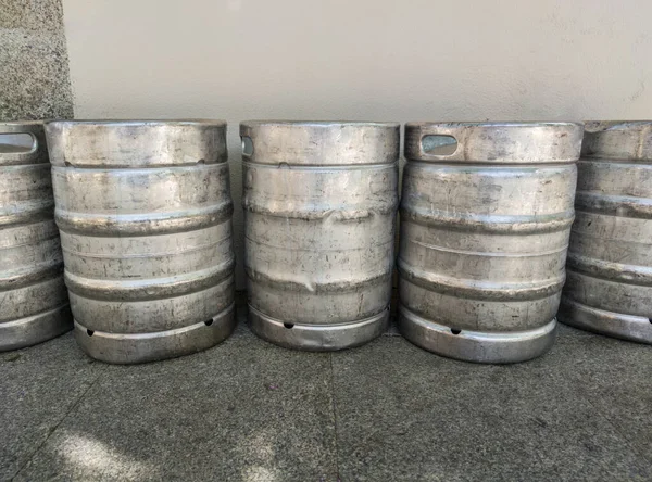 ビール樽がダウンタウンの通りに置かれた 飲料流通概念 — ストック写真