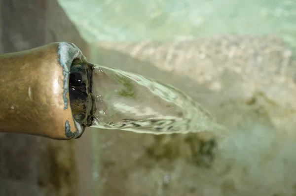 从公共喷泉的管子中永远流出的水 古代饮水供应的概念 — 图库照片