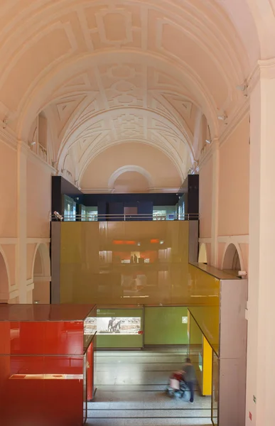 西班牙阿尔卡拉 亨纳雷斯 2020年10月10日 在马德里国家考古博物馆观看展览的游客 马德里地区考古博物馆 — 图库照片