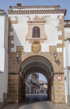 Arco de la Concepcion, kaleli kasaba duvarının kapısı, 1611 'de inşa edildi. Alcantara sokakları eski kasaba, Caceres, Extremadura, İspanya
