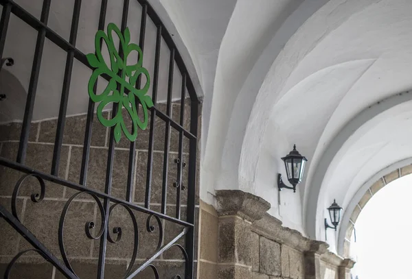 アルカンタラ オーデン アルコ コンセプシオンの紋章 アルカンタラ通り 旧市街 カセレス エストレマドゥーラ州 スペイン — ストック写真