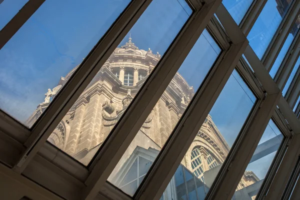 西班牙巴塞罗那 2019年12月26日 在西班牙巴塞罗那的帕劳国家大厦通过天窗看到侧穹顶 室内环境 — 图库照片