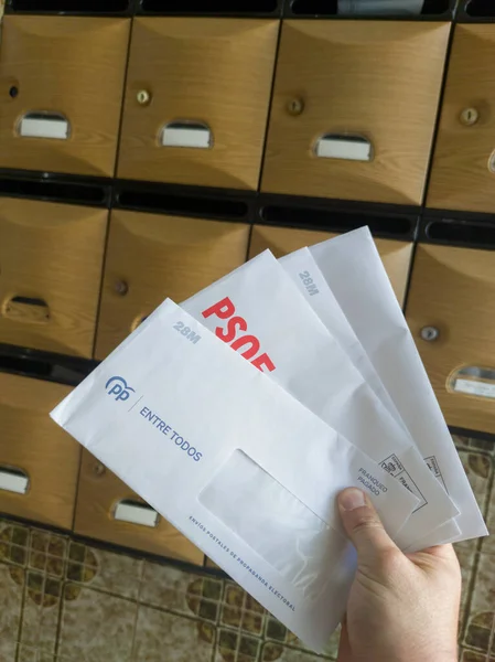 Merida Espanha Maio 2023 Residente Detém Envelopes Com Publicidade Eleitoral — Fotografia de Stock