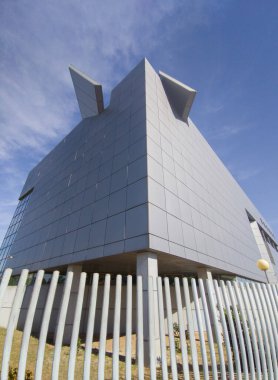 Merida, İspanya - 17 Nisan 2023: Merida Devlet Kütüphanesi binası. Mimar Luis Arranz Alguero tarafından tasarlandı.