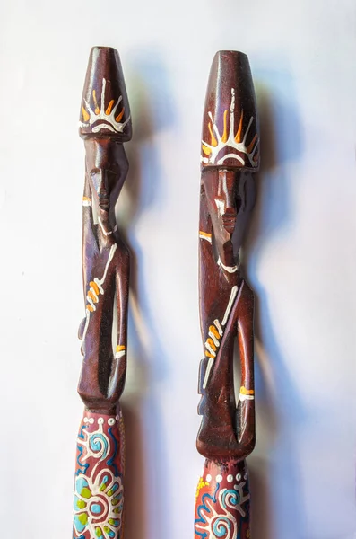 Tradycyjne Afrykańskie Drewniane Podłużne Figurki Izolowany Biało — Zdjęcie stockowe
