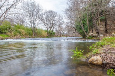 Abadia, Caceres, İspanya 'dan geçen Ambroz Nehri. Soto Fermoso Sarayı yakınlarında.