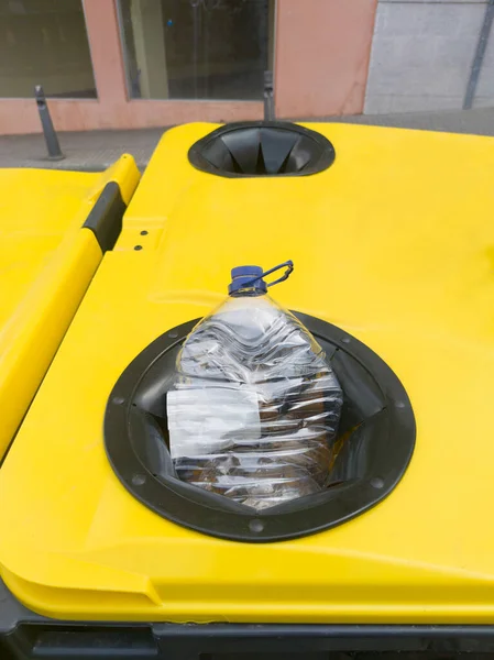 Yellow Dumpster Street Side Full Plastic Bottles Selective Focus — Stock Photo, Image