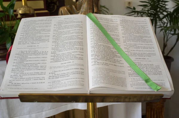 Open Bible Book Psalms Green Bound Bookmark Page — Stock Photo, Image