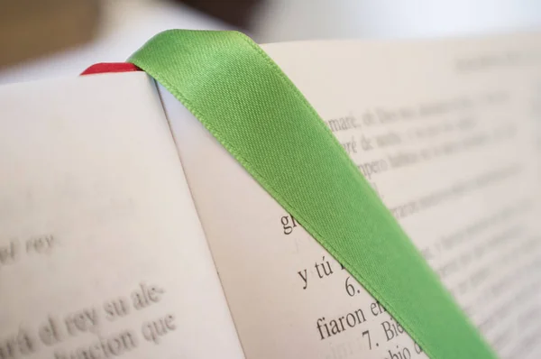 Bible Ouverte Livre Des Psaumes Signet Relié Vert Sur Page — Photo