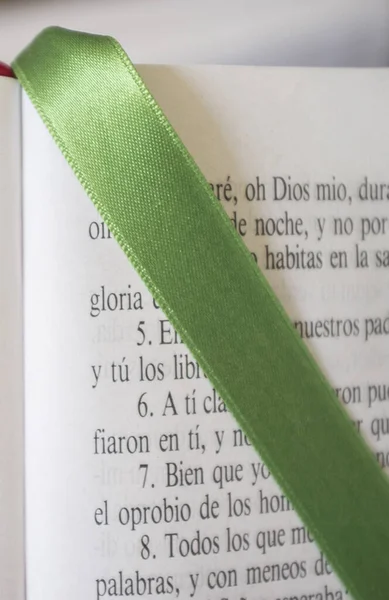 Bible Ouverte Livre Des Psaumes Signet Relié Vert Sur Page — Photo