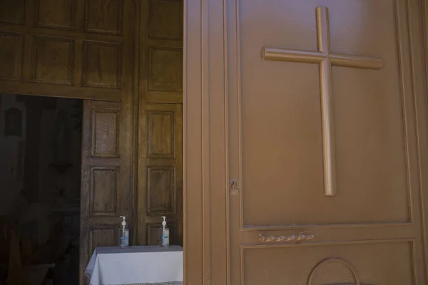 Eingang Zur Pfarrkirche Mit Spendern Von Händedesinfektionsgel Hygienekonzept Während Der — Stockfoto