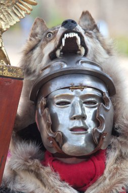 Askeri maske takan bir yüzbaşı. Roma askeri teçhizatı kopyası