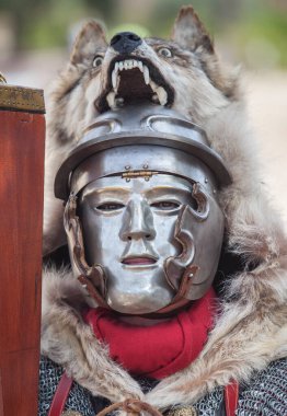 Askeri maske takan bir yüzbaşı. Roma askeri teçhizatı kopyası