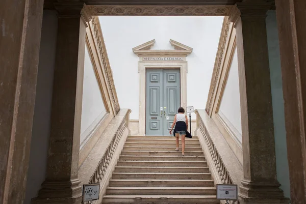 Coimbra Portugal Septiembre 2019 Visitante Subiendo Las Escaleras Universidad Coimbra —  Fotos de Stock