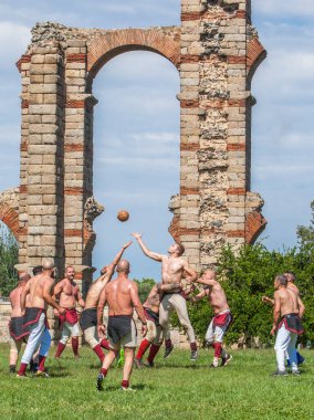 Merida, İspanya - 3 Haziran 2023: Harpastum maçı canlandırması, antik Roma futbolu. Emerita Ludica Festivali, Merida, İspanya