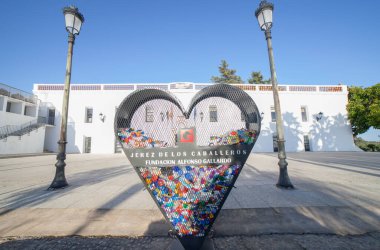 Jerez de los Caballeros, İspanya - 24 Şubat 2019: Dayanışma plastik kapsülü Belediye Binası, Jerez de los Caballeros, İspanya