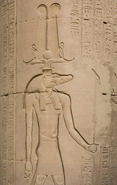 墙上的浮雕显示上帝索贝克与太阳属性 埃及阿斯旺省Kom Ombo — 图库照片