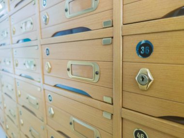 Ahşap posta kutusu duvarı bir yerleşim yerine yerleştirilmiş. Seçici odak