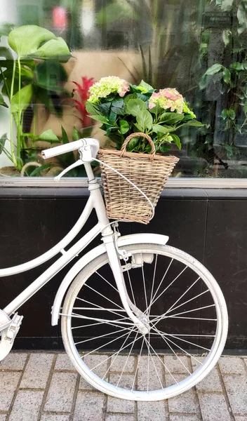 Fahrrad Neben Blumenladen Abgestellt — Stockfoto