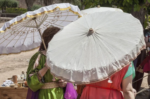 Reenactor Mujeres Sosteniendo Paraguas Umbráculo Moda Roma Antigua — Foto de Stock