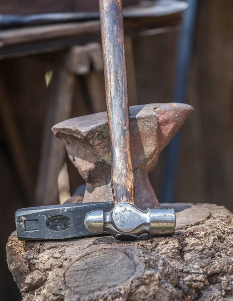 コルクの切り株の上には アンビル ハンマー マスが表示されます 古代ローマ軍の宿営地の鍛冶道具 — ストック写真
