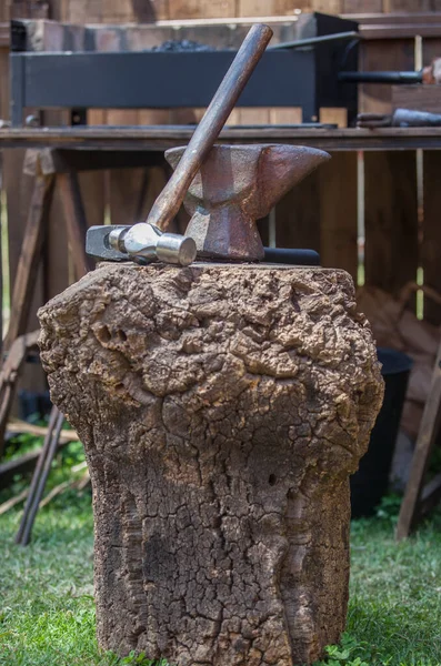 在软木塞橡木树桩上陈列着铁锤 铁锤和铁锤 古罗马军营里的铁匠工具 — 图库照片