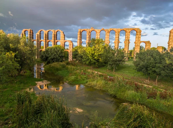Roman Aqueduct Merida Los Milagros Extremadura Španělsko Bouřlivá Obloha Západu — Stock fotografie