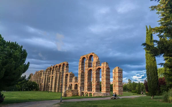 Римский Акведук Мериды Лос Милагрос Эстремадура Испания Бурное Закатное Небо — стоковое фото