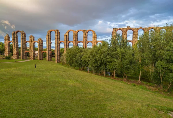 Romerska Akvedukten Från Merida Los Milagros Extremadura Spanien Stormig Solnedgång — Stockfoto