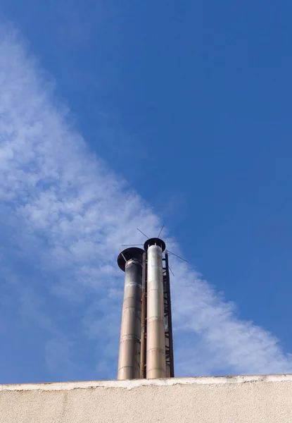 Industriële Schoorsteen Beschermd Met Bliksemafleider Blauwe Lucht Achtergrond — Stockfoto