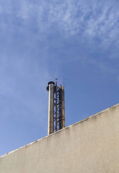 Industriële Schoorsteen Beschermd Met Bliksemafleider Blauwe Lucht Achtergrond — Stockfoto