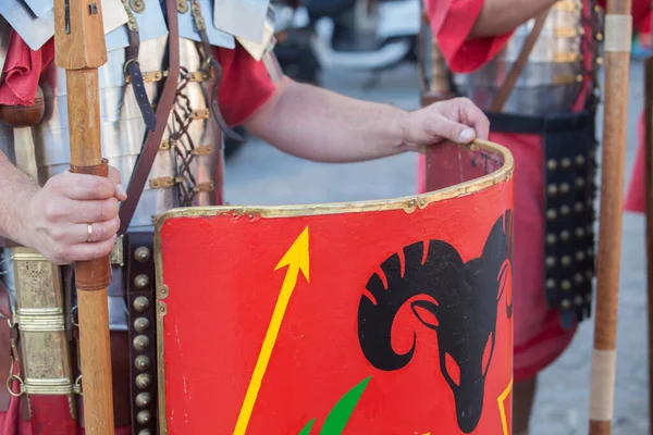 Reenactors Als Romeinse Legionairs Formatie Handen Met Pila Speerpunten — Stockfoto