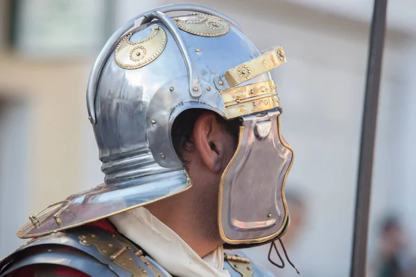 再生器は 古代ローマのヘルメットは ガラを着て ローマ軍の個人装備レプリカ — ストック写真
