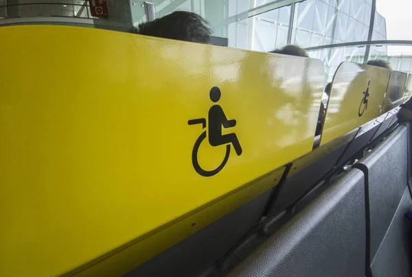 Θέσεις Που Προορίζονται Για Άτομα Αναπηρία Αεροσταθμός Επιβίβασης Αεροδρομίου — Φωτογραφία Αρχείου