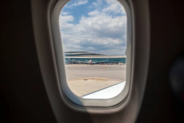 Havaalanı Penceresinden Giriş Terminali Görüldü Mavi Bulutlu Gökyüzü — Stok fotoğraf