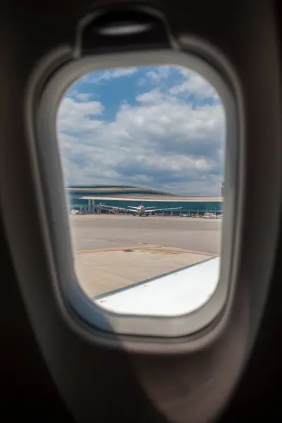Terminale Imbarco Visto Dalla Finestra Dell Aircarft Cielo Nuvoloso Blu — Foto Stock