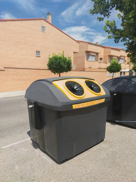 Neue Gelbe Müllcontainer Wohngebiet Platziert Urbaner Hintergrund — Stockfoto