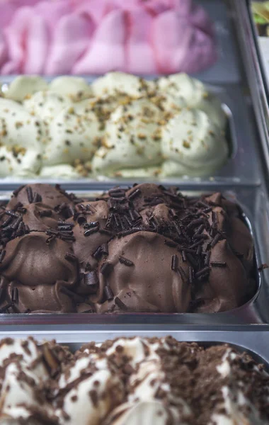 用不同口味的冰淇淋展示柜台 有选择的重点 — 图库照片