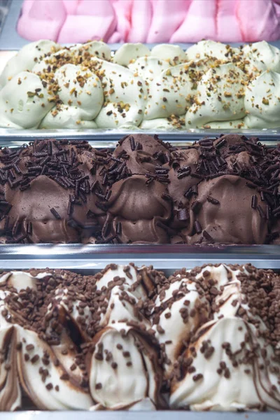 用不同口味的冰淇淋展示柜台 有选择的重点 — 图库照片