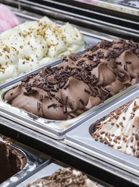 Дисплей Счетчик Разнообразными Вкусами Мороженого Селективный Фокус — стоковое фото