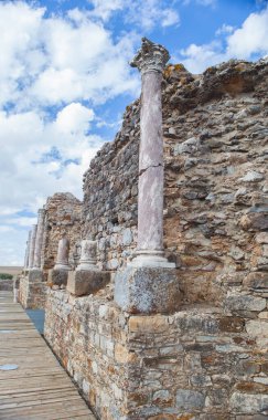 Regina Turdulorum 'un Roma Tiyatrosu. Casas de Reina, Badajoz, İspanya. Sahne köpükleri kaldı.