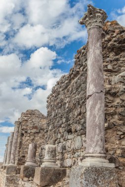 Regina Turdulorum 'un Roma Tiyatrosu. Casas de Reina, Badajoz, İspanya. Sahne köpükleri kaldı.