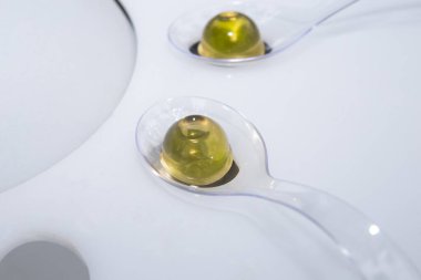 Ekstra bakir zeytinyağı jelibonları. Seçici odak