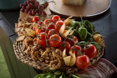 Kedi kuyruğu sırasının üzerindeki peynir gösterisi için masa kompozisyonu. Seçici odak
