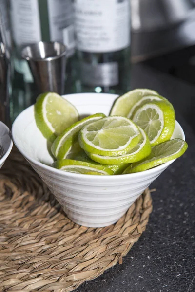Bowl Full Lime Slices Ready Serving Cocktails Selective Focus — Stock Photo, Image
