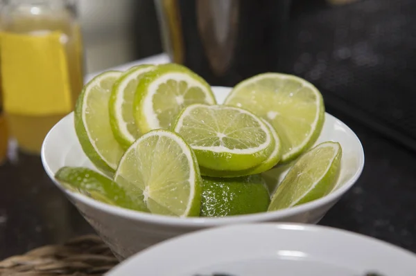 Bowl Full Lime Slices Ready Serving Cocktails Selective Focus — Stock Photo, Image