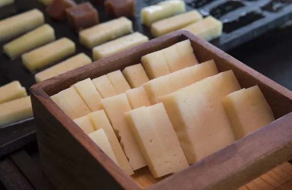 Koyun Peyniri Şeritleri Tahta Kutuda Sergileniyor Yakın Çekim — Stok fotoğraf
