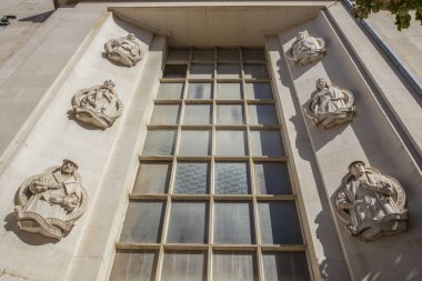 Etkili tarihsel figürlerin olduğu bir pencere. Coimbra Üniversitesi, Portekiz